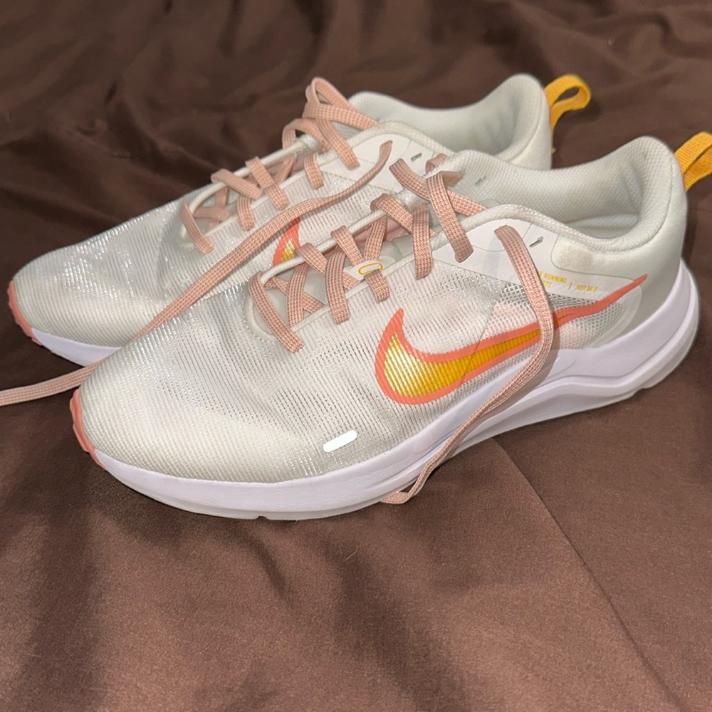 Tennis shoes
